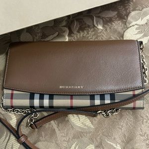 Burberry wallet with crossbody chain